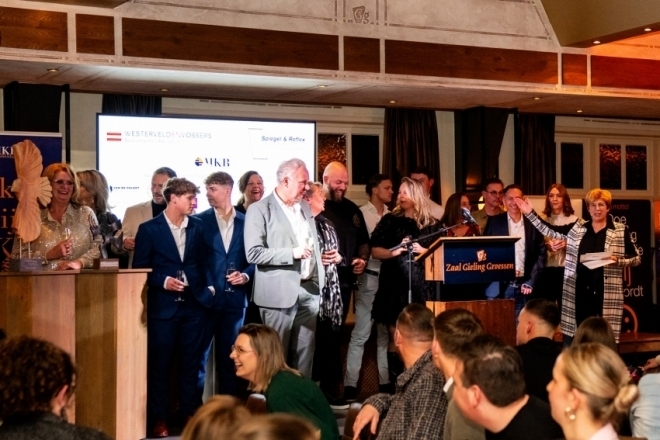 Grote groep mensen op een podium bij Zaal Gieling. Dit waren de genomineerde ondernemers van 2024