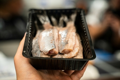 Bakje met schoongemaakte haringen